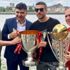 Podolski Galatasaray'ın şampiyonluk kupalarıyla poz verdi
