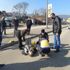 Araba çarpan babasını yerde yatarken görünce şoka girdi Araba çarpan babasını yerde yatarken görünce şoka girdi