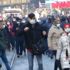 Güneşi gören Taksim'e akın etti, sosyal mesafe unutuldu Güneşi gören Taksim'e akın etti, sosyal mesafe unutuldu