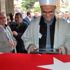 Gözünü kırpmadan bombanın üzerine atladı!