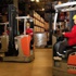 Evde dolap yerleştirir gibi forklift kullanıyorlar