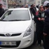 Aracına çarpan şöföre 'erkek egemenliği' tepkisi Aracına çarpan şöföre 'erkek egemenliği' tepkisi