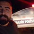 Maket polis aracını gerçek sanıp, kamyonetiyle 1 saat bekledi Maket polis aracını gerçek sanıp, kamyonetiyle 1 saat bekledi