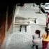 Suriyeli çocukları taciz etmeye kalkan adama meydan dayağı Suriyeli çocukları taciz etmeye kalkan adama meydan dayağı
