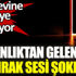 ﻿Karanlıktan gelen çıngırak sesi şoke etti. Artık evine girmeye korkuyor