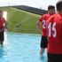 Suları kesilen futbolcular süs havuzuna girdi