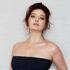 "Eşofmandan bıktım" diyen Nurgül Yeşilçay, derin yırtmaçlı elbisesiyle poz verdi