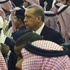 Suudi Kralı prenslerin sırtında uğurlandı
