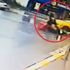 Ters yöne giren motosiklete taksi çarptı Ters yöne giren motosiklete taksi çarptı