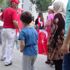 Torununu "kaybolmasın" diye beline ip bağlayıp dolaştırdı Torununu "kaybolmasın" diye beline ip bağlayıp dolaştırdı