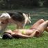 Güneşlenen kadına köpek işedi