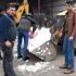 8 yıldır kar yağmayan köye kepçeyle kar taşıdılar