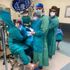 Ameliyatta fenalaşan doktor, ayağına serum taktırarak operasyonu tamamladı Ameliyatta fenalaşan doktor, ayağına serum taktırarak operasyonu tamamladı