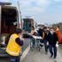Hafif ticari araç bariyerlere çarptı: 7 yaralı