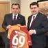 Vali Şahin'den Galatasaray Başkanı Özbek'e ziyaret Vali Şahin'den Galatasaray Başkanı Özbek'e ziyaret
