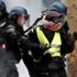 Fransız polisi engelli göstericiyi gözaltına aldı