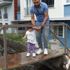 Laz fıkrası gibi...Su kanalından geçerek apartmanlarına giriyorlar Laz fıkrası gibi...Su kanalından geçerek apartmanlarına giriyorlar