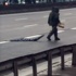 Üst geçide asılan pankarttaki şüpheli kutu polisi alarma geçirdi