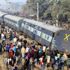 Hindistan'da tren raydan çıktı, çok sayıda ölü var
