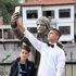 Selfie çeken şehzade heykeli Selfie çeken şehzade heykeli