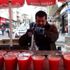 Hayırsever kadın vatandaşlara para ve gıda malzemesi ...