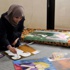 Rejimin silahlarına karşı fırçasını kullanıyor Rejimin silahlarına karşı fırçasını kullanıyor