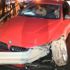 Bariyerler lüks otomobile ok gibi saplandı