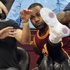 Lebron James seyirciyi hastanelik etti