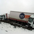 TIR, D-100'de bariyerlerden u�tu