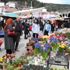 Tiyatro oyuncuları pazarcı kadınlara yardım etti, ...