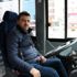 Yasağa rağmen otobüse binmek isteyen yaşlı kadın