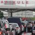 Akın akın dönüyorlar: kuyruk 4 kilometre