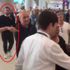 O kadını uyaran kişi ünlü oyuncu Serkan Balbal çıktı: 10 dakika sonra kahkahalar atarak uçağa bindi O kadını uyaran kişi ünlü oyuncu Serkan Balbal çıktı: 10 dakika sonra kahkahalar atarak uçağa bindi