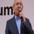 Ezan Okununca Konuşmasına Ara Verdi Ezan Okununca Konuşmasına Ara Verdi