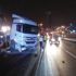 Bariyerlere çarpan tır karşı şeride geçti