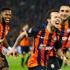 Bernard Milan'a imza atıyor