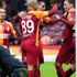Galatasaray taraftarı Tarık Çamdal'ı protesto etti