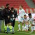 Samsunspor ile Bursasporlu futbolcular maç sırasında oruç açtı Samsunspor ile Bursasporlu futbolcular maç sırasında oruç açtı
