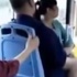 Çinli kadın otobüste yer vermeyen adamın kucağına oturdu Çinli kadın otobüste yer vermeyen adamın kucağına oturdu