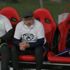 Şampiyon olan Kocaelispor'un hocası, kutlama esnasında solunum cihazından destek aldı Şampiyon olan Kocaelispor'un hocası, kutlama esnasında solunum cihazından destek aldı