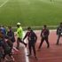 ﻿Futbolcuya kendi taraftarlarından linç girişimi