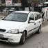 Yolu kapatmak isteyen polise otomobil çarptı