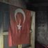 Bir kişinin öldüğü yangında duvarda asılı bulunan Türk bayrağı zarar görmedi Bir kişinin öldüğü yangında duvarda asılı bulunan Türk bayrağı zarar görmedi