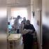Koronavirüsü yenen 15 günlük bebek alkışlarla tabucu ...