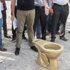 CHP önünde altın renkli klozetli eylem CHP önünde altın renkli klozetli eylem