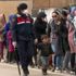 Kadın komutan göçmenlerin gönlünü fethetti Kadın komutan göçmenlerin gönlünü fethetti