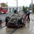 İzmit'te tramvay yoluna giren otomobil takla attı