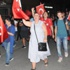 Şehitler İçin Yürüyüp, Birlik Beraberlik İçin Birlerine Sarıldılar Şehitler İçin Yürüyüp, Birlik Beraberlik İçin Birlerine Sarıldılar