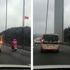 Köprüden geçen motosikletli kuryeye sürücüler kalkan oldu Köprüden geçen motosikletli kuryeye sürücüler kalkan oldu