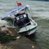 Fırtına tekneyi kıyıya vurdu
